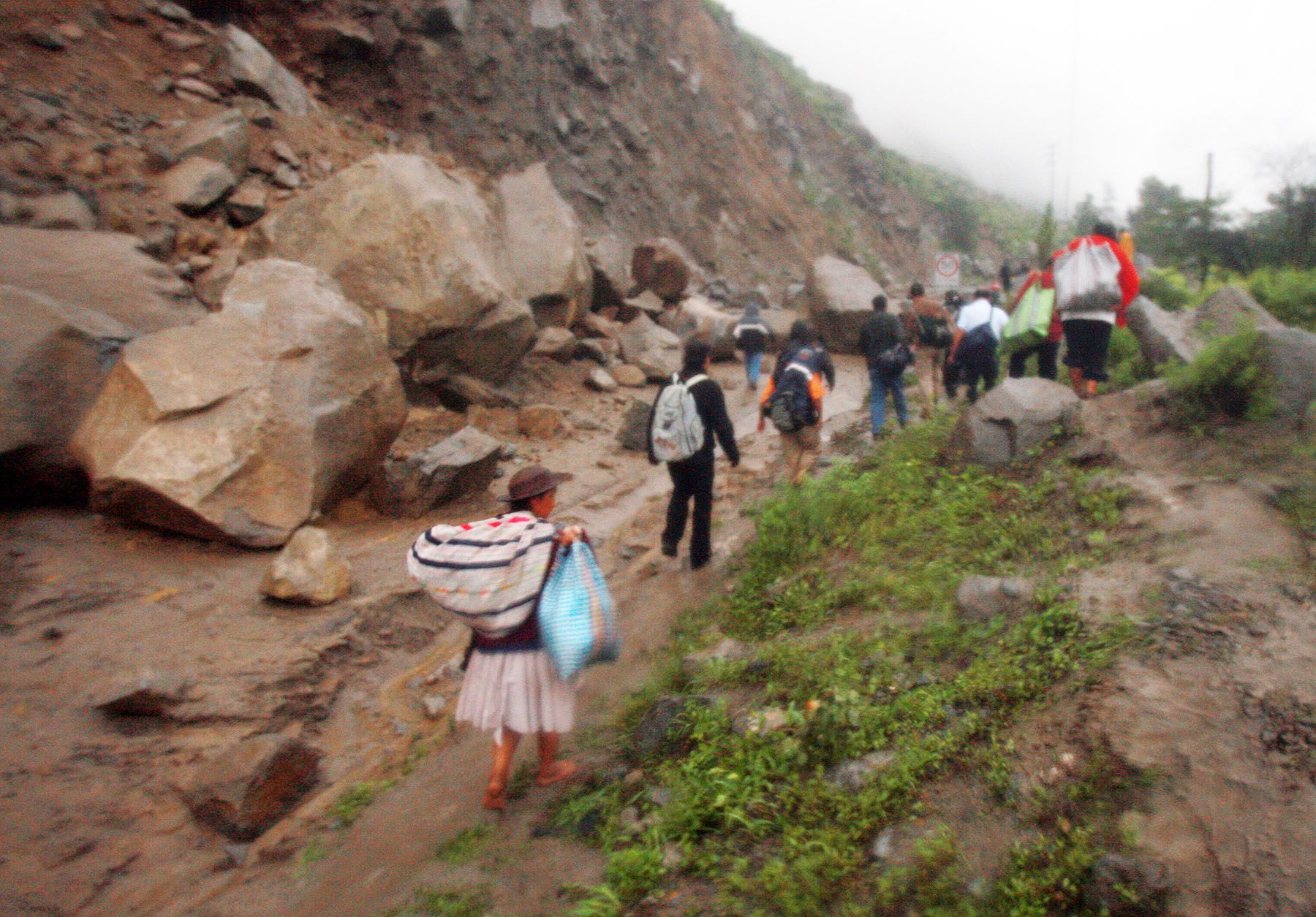 Huaicos caidos en Huarochiri, a la altura del kilómetro 65 de la Carretera Central. Foto: ANDINA/ Carlos Lezama