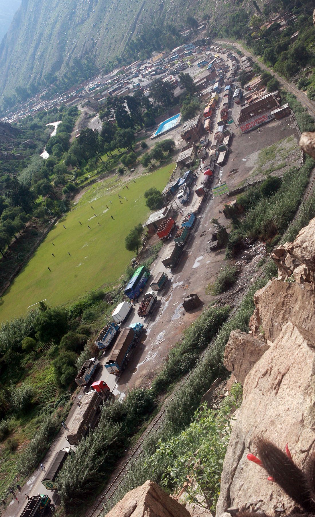 Vehículos bloqueados en la Carretera Central, a la altura de Corcona, debido a los huaicos caidos en esa via. Foto: ANDINA/ Carlos Lezama