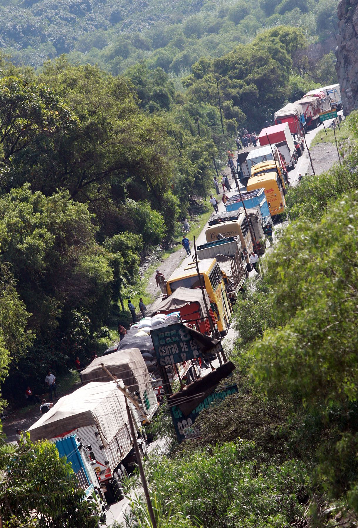 Vehículos bloqueados en la Carretera Central, a la altura de Corcona, debido a los huaicos caidos en esa via. Foto: ANDINA/ Carlos Lezama
