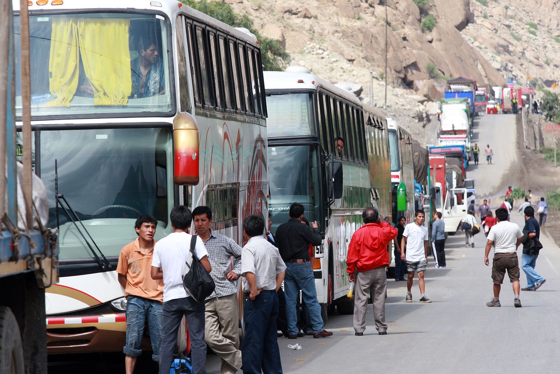 Vehículos bloqueados en la Carretera Central, a la altura de Corcona, debido a los huaicos caidos en esa via. Foto: ANDINA/ Carlos Lezama