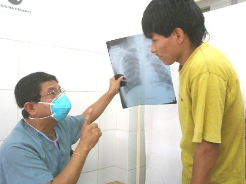 Un diagnóstico rápido de tuberculosis permite iniciar el tratamiento oportuno para combatir la enfermedad. Foto: Andina