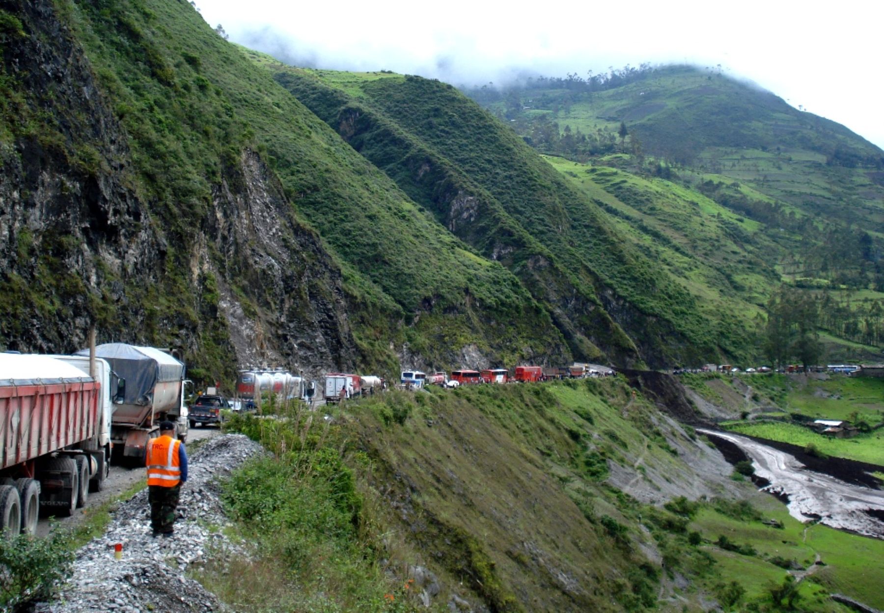 Deslizamientos de lodo y piedras bloquean carretera de penetración a