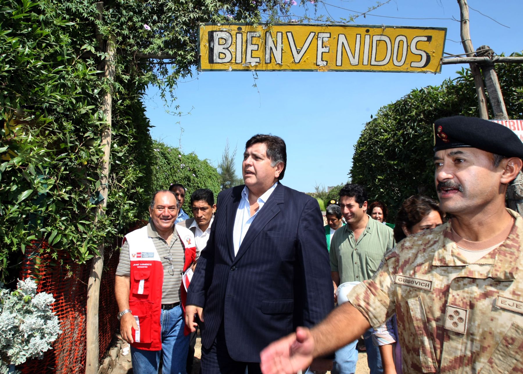 Presidente Alan García Pérez inspeccionó labores en la Costa Verde junto al comandante general del Ejército, Otto Guivobich. Foto:sepres.