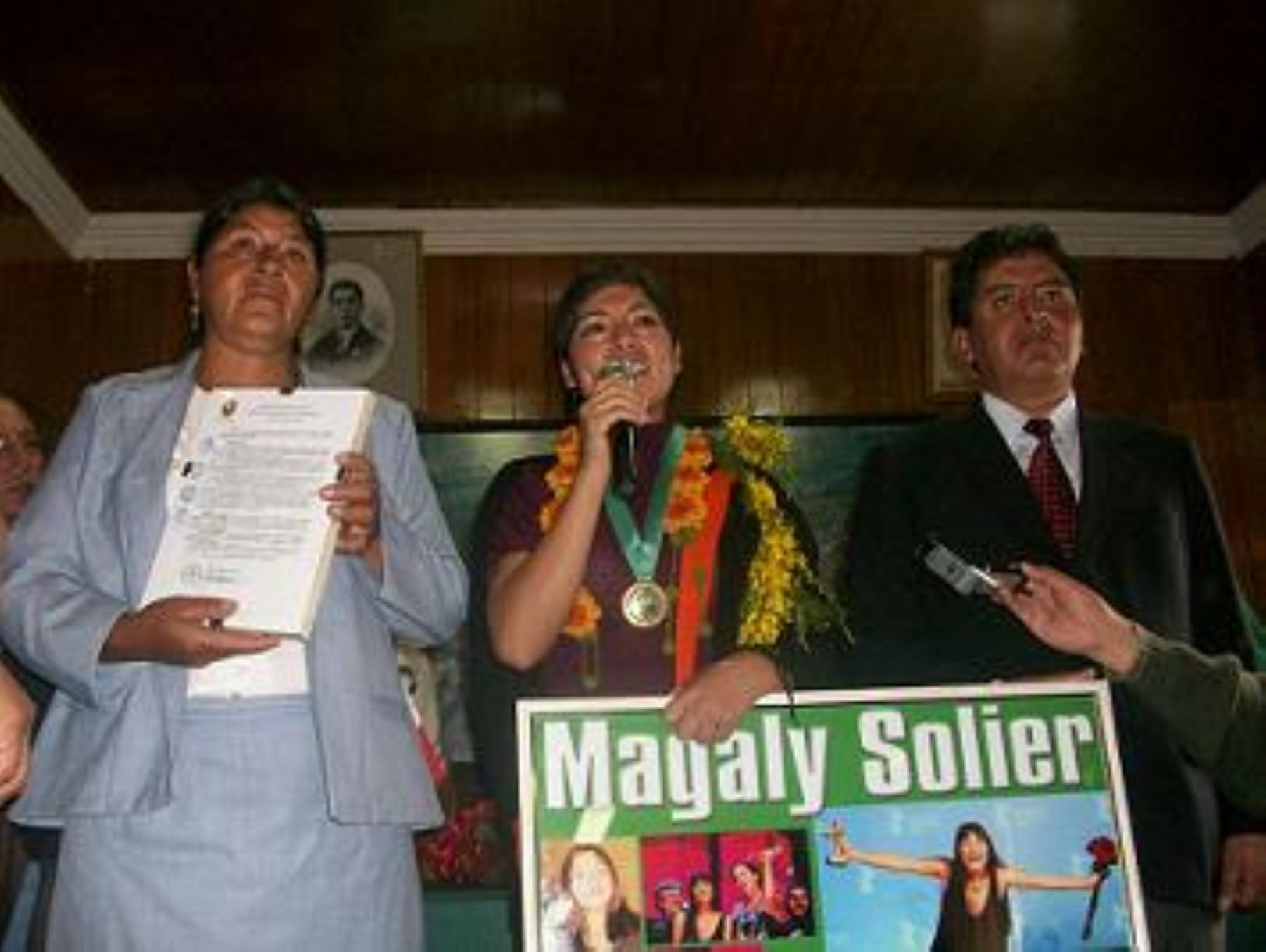 Actriz Magaly Solier fue condecorada como hija ilustre de su natal Huanta. Foto: Municipalidad de Huanta