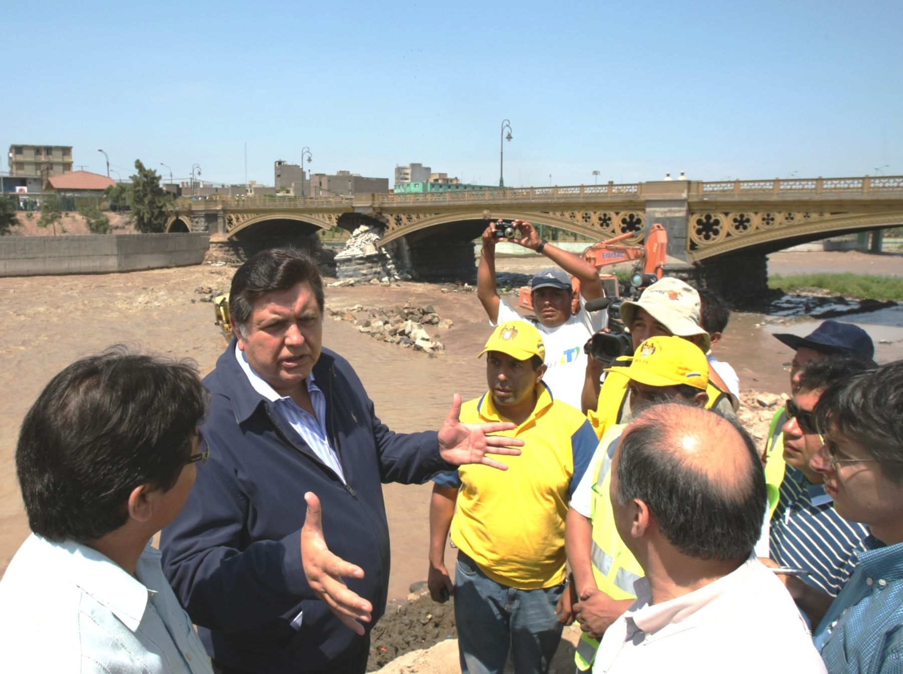 Presidente Alan Garcia inspecciona los trabajos de refaccion del Puente Balta. Foto: Sepres