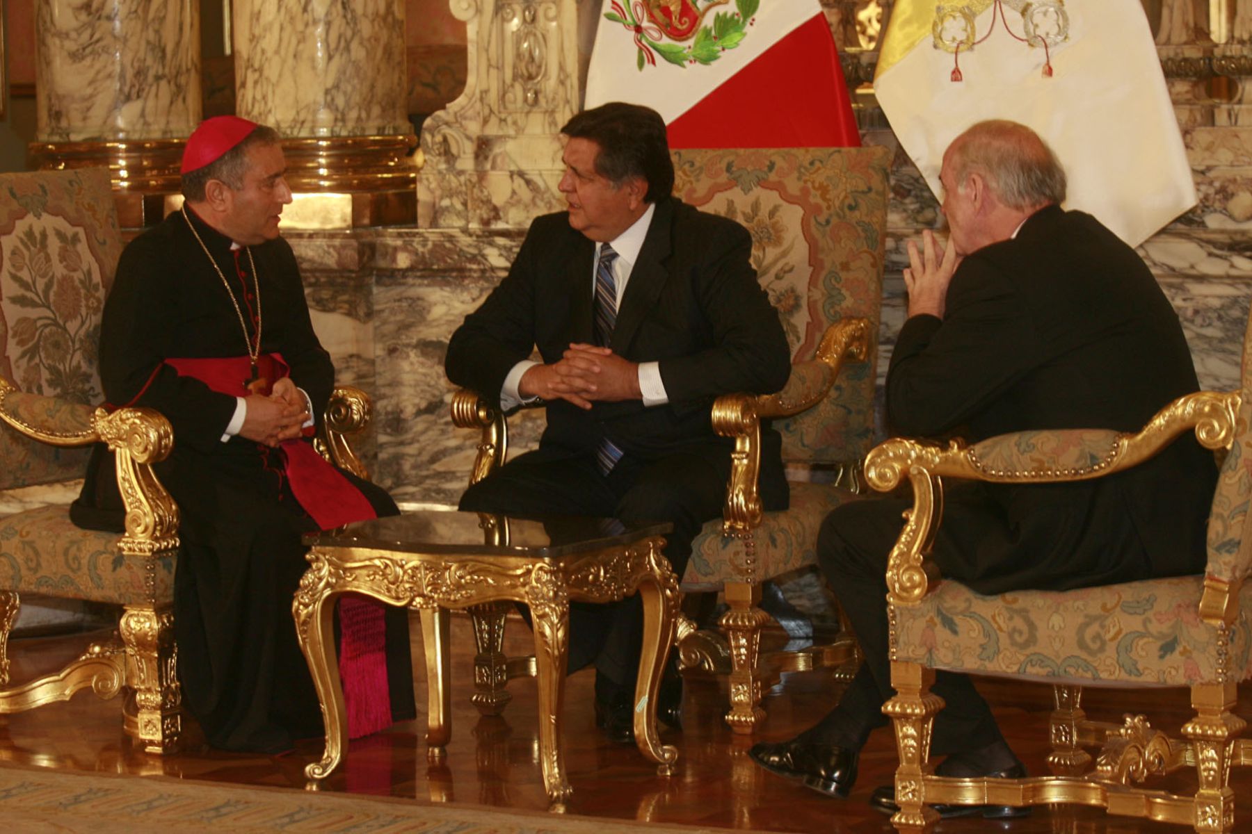 El presidente de la República, Alan García, recibió las cartas credenciales del nuevo Nuncio Apostólico en el Perú, monseñor Bruno Musaró. Foto: Sepres.