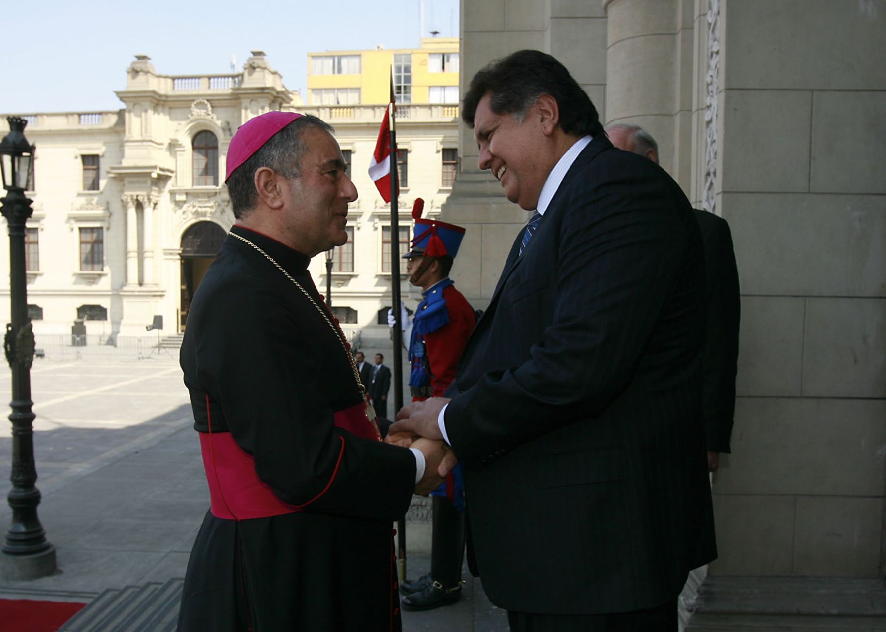 El presidente de la República, Alan García, recibió las cartas credenciales del nuevo Nuncio Apostólico en el Perú, monseñor Bruno Musaró. Foto: Sepres.