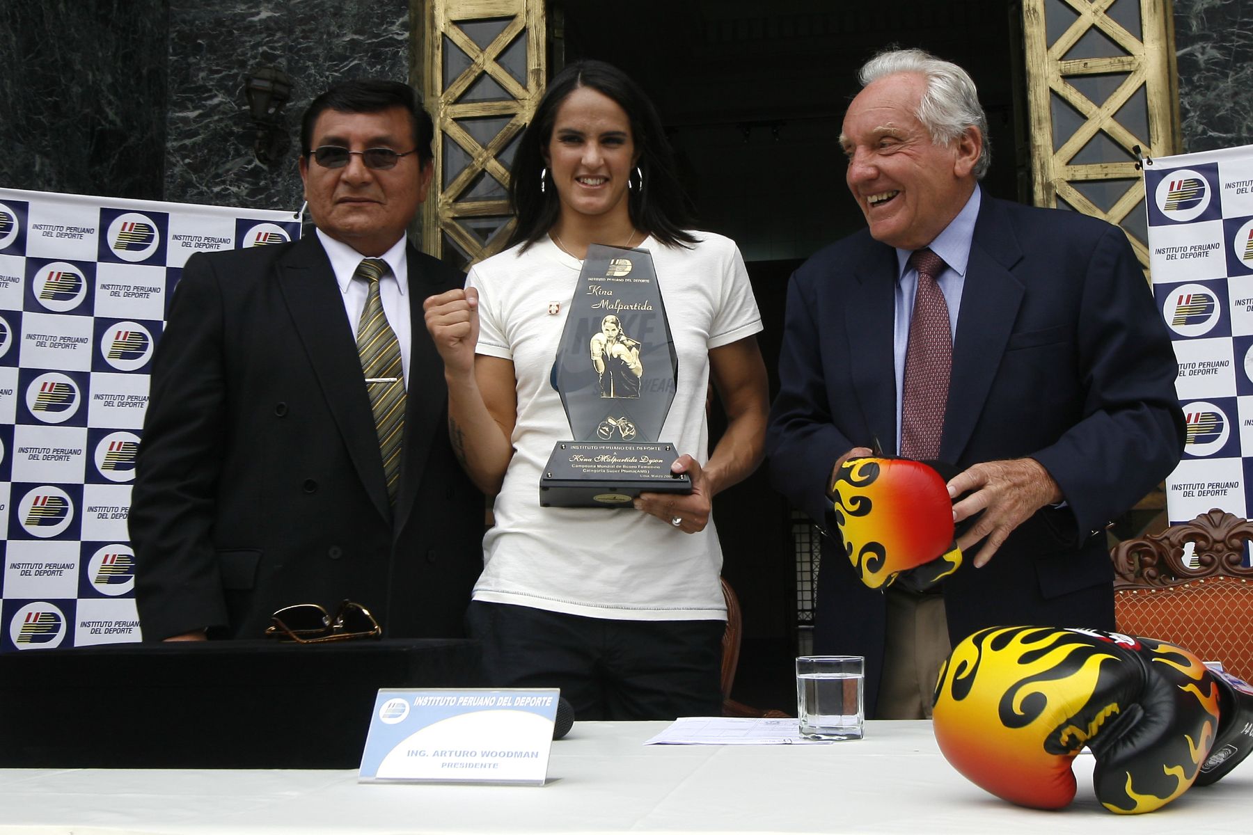 Kina Malpartida recibe premio y devela Laureles Deportivos en Estadio Nacional. Foto: ANDINA/Stephanie Zollner.