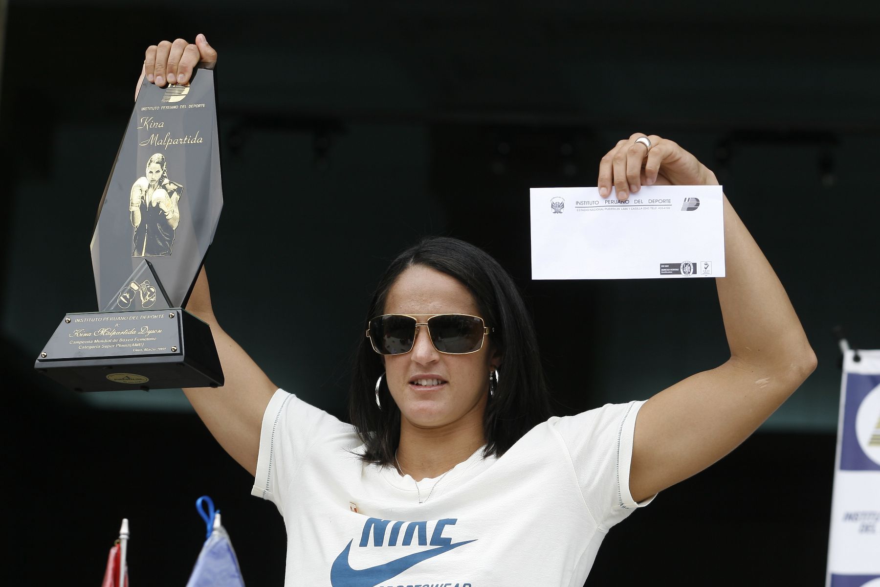 Kina Malpartida recibe premio y devela Laureles Deportivos en Estadio Nacional junto a Artuto Woodman. Foto. ANDINA/Stephanie Zollner