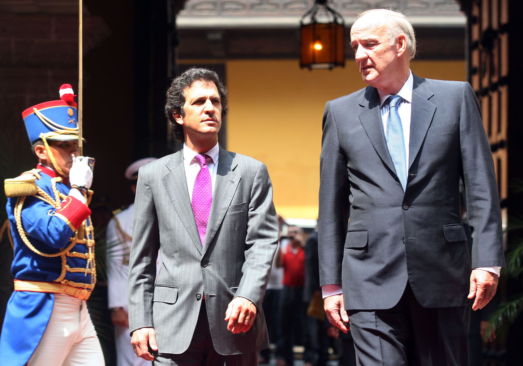 El ministro colombiano de Relaciones Exteriores, Jaime Bermúdez Merizalde recibe los honores militares acompañado del Canciller Peruano José Antonio García Belaúnde.
Foto:ANDINA/Carlos Lezama