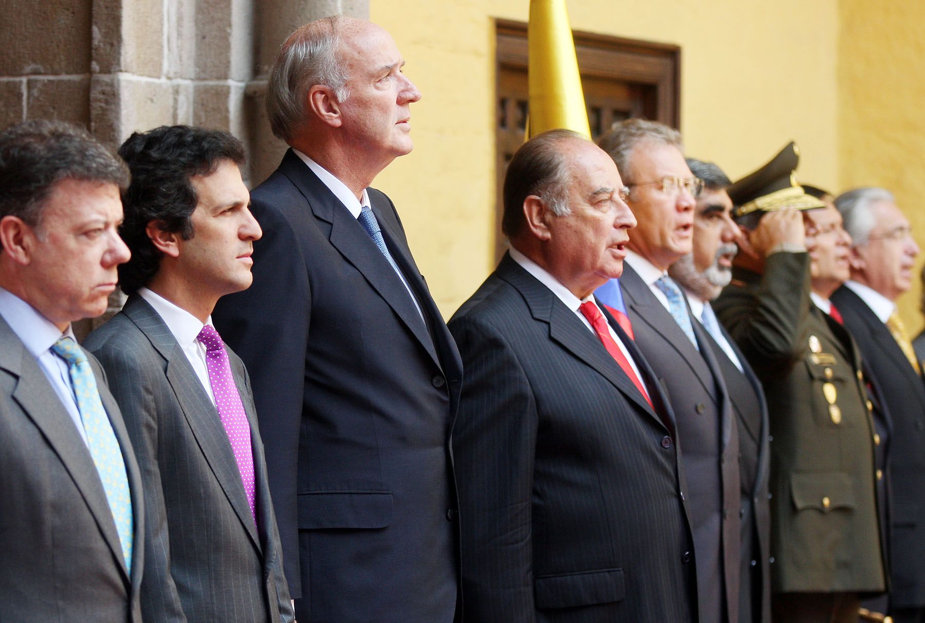 El ministro colombiano de Relaciones Exteriores, Jaime Bermúdez Merizalde, recibe los honores militares acompañado del Canciller Peruano José Antonio García Belaúnde y el ministro de Defensa, Ántero Florez Aráoz. Foto:ANDINA/Carlos Lezama