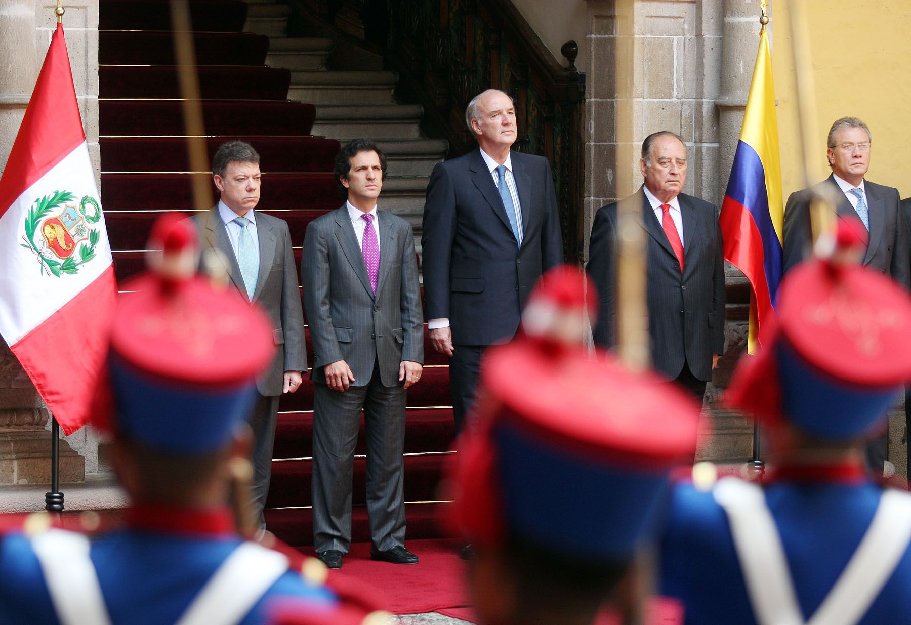 El ministro colombiano de Relaciones Exteriores, Jaime Bermúdez Merizalde recibe los honores militares acompañado del Canciller Peruano José Antonio García Belaúnde.
Foto:ANDINA/Carlos Lezama