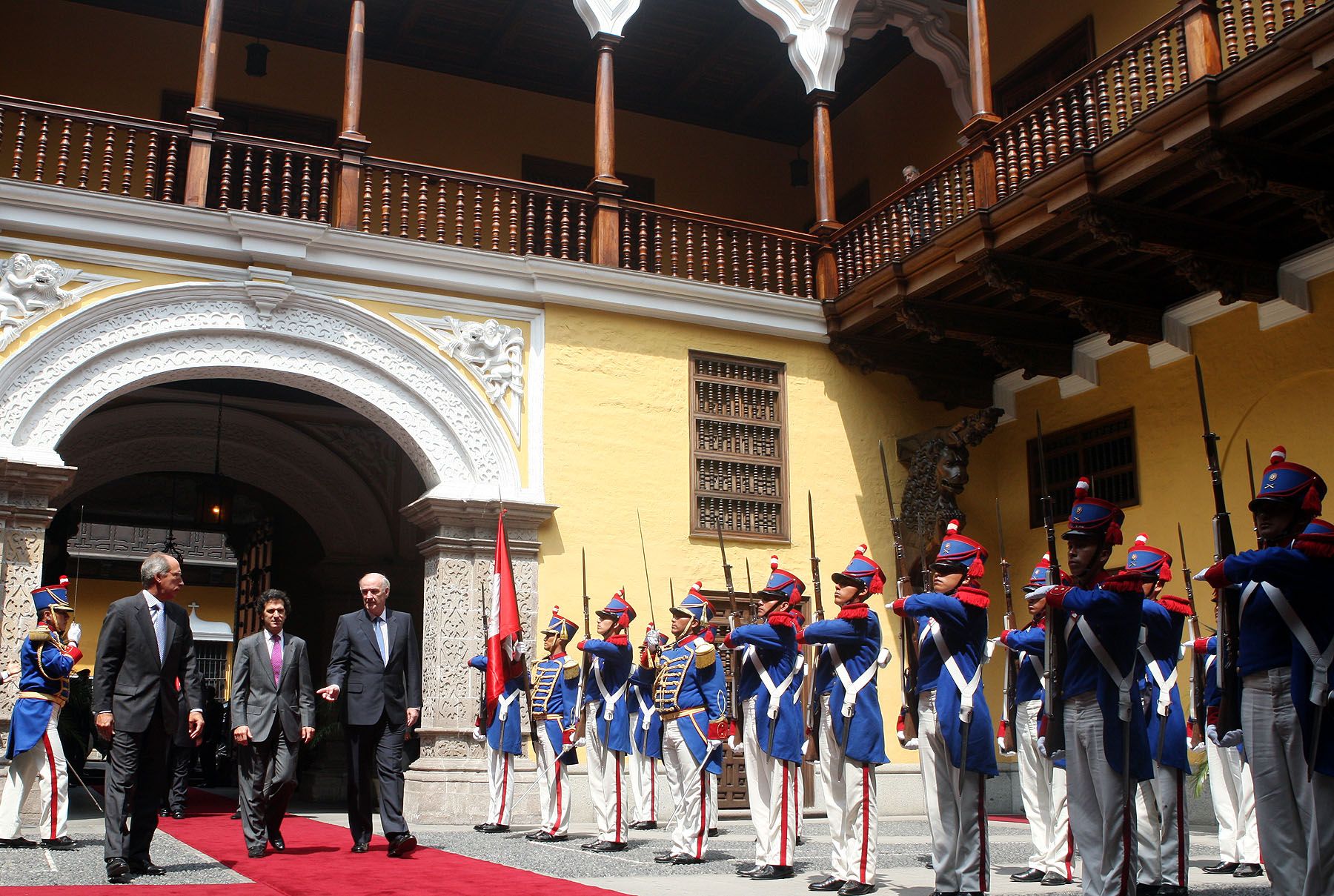 El ministro colombiano de Relaciones Exteriores, Jaime Bermúdez Merizalde recibe los honores militares acompañado del Canciller Peruano José Antonio García Belaúnde.
Foto:ANDINA/Carlos Lezama
