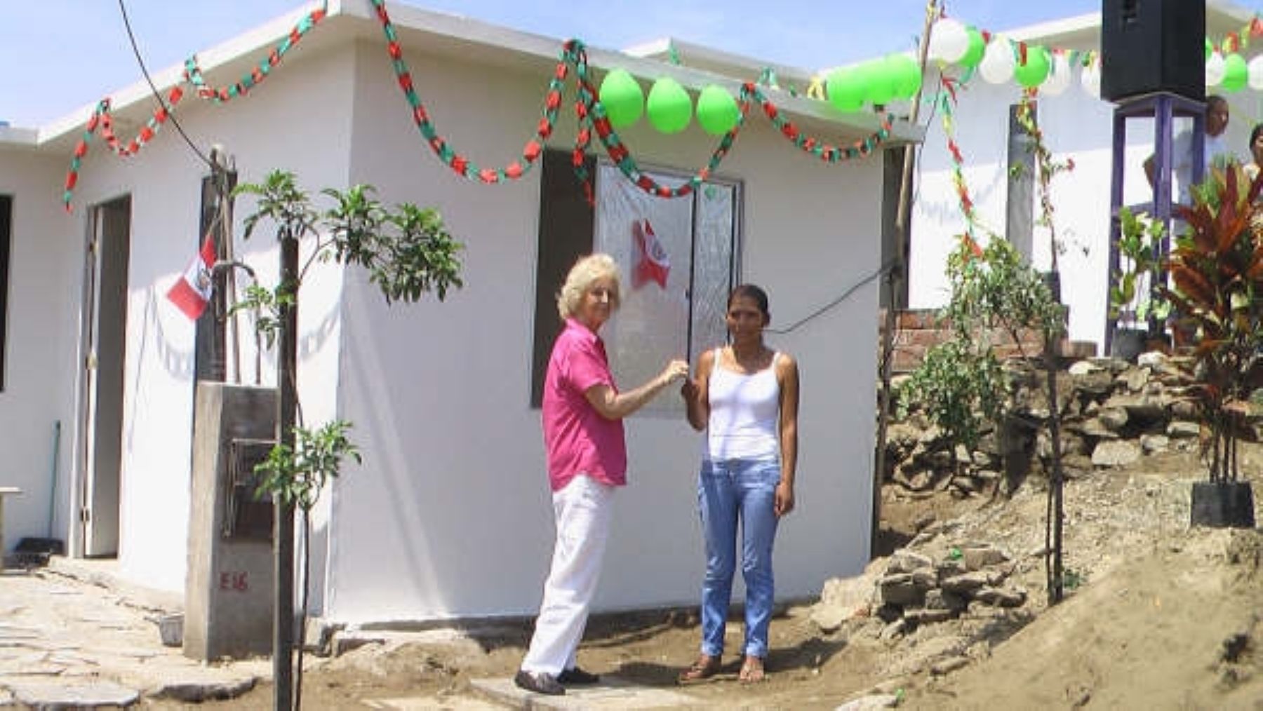 Entregan casas para familias de extrema pobreza en Puente Piedra ...
