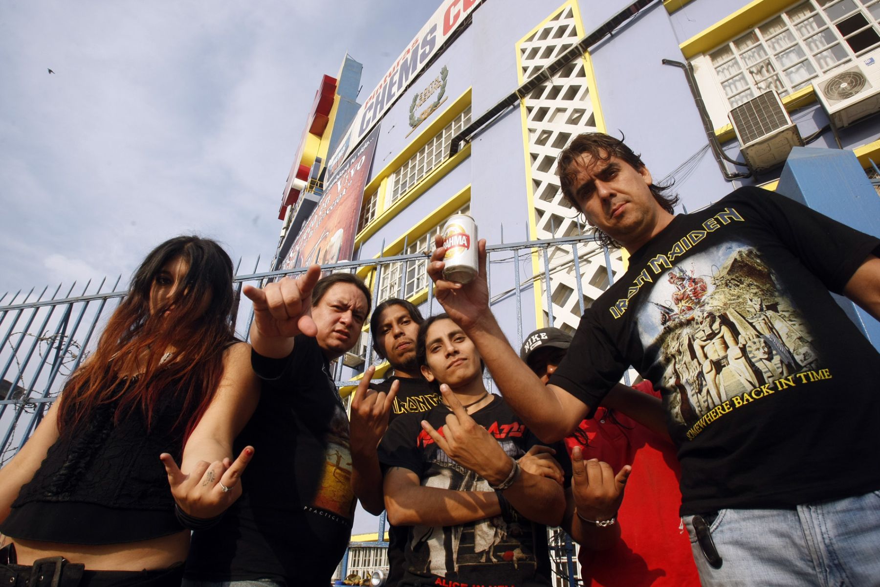 Fanáticos de la banda inglesa, Iron Maiden, aguardan la hora del concierto.

Foto: ANDINA /  Juan Carlos Guzmán Negrini.