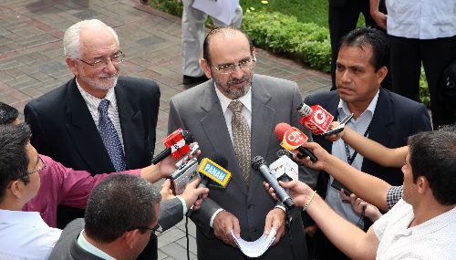 Presidente del Consejo de Ministros, Yehude Simon, declara a la prensa en la PCM.Foto: ANDINA / Norman Córdova.
