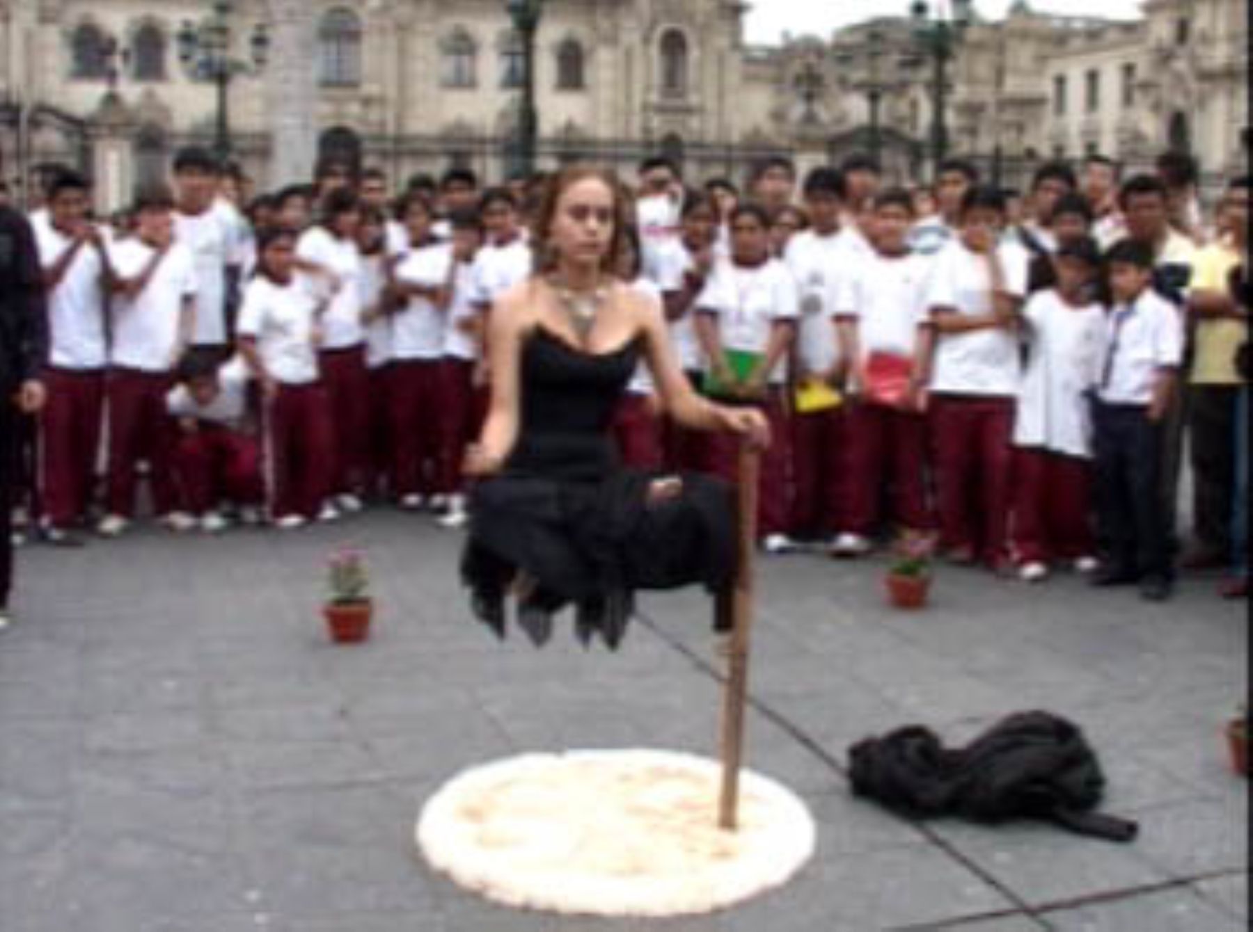 La maga peruana Claudia Pacheco, conocida como “Princesa Inca”, realizó un acto de levitación en la Plaza Mayor de Lima. Foto: ANDINA/Captura de video.