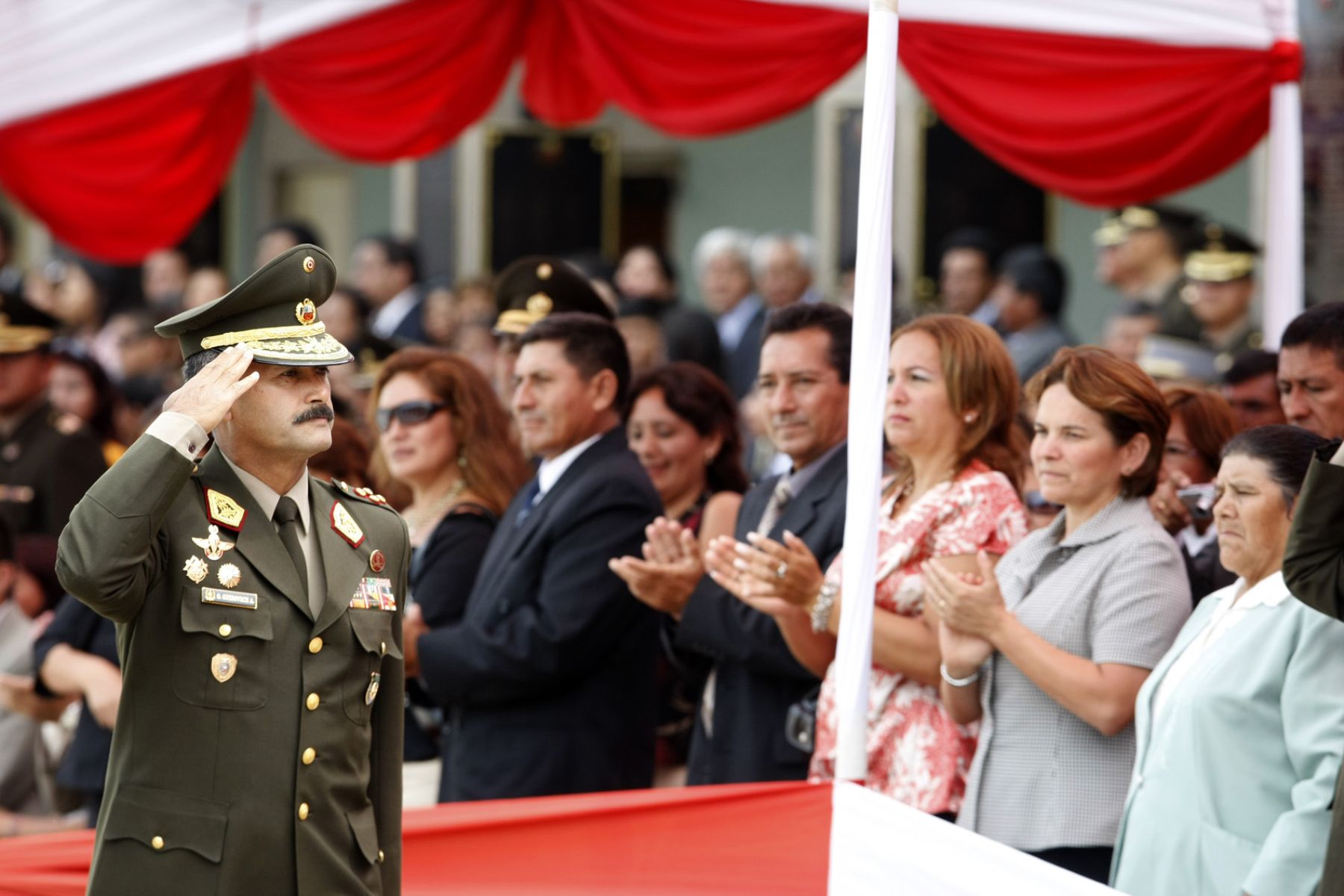 El Comandante general del ejercito, Otto Guibovich le dió la bienvenida a alrededor de 300 aspirantes a cadetes del ejército.

Foto:ANDINA / Juan Carlos Guzmán Negrini.