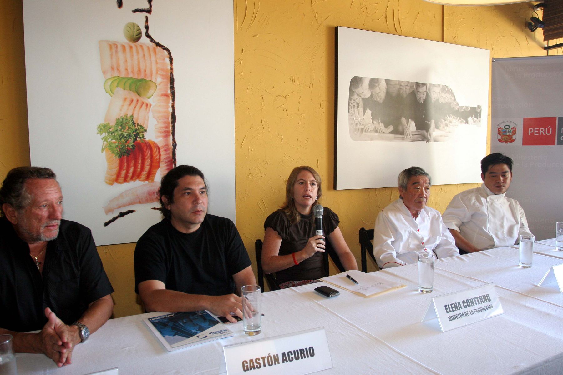 La ministra de la Producción, Elena Conterno, junto a destacados cocineros anuncia el levantamiento de la veda del camarón. 
Foto: ANDINA/Rocío Farfán.
