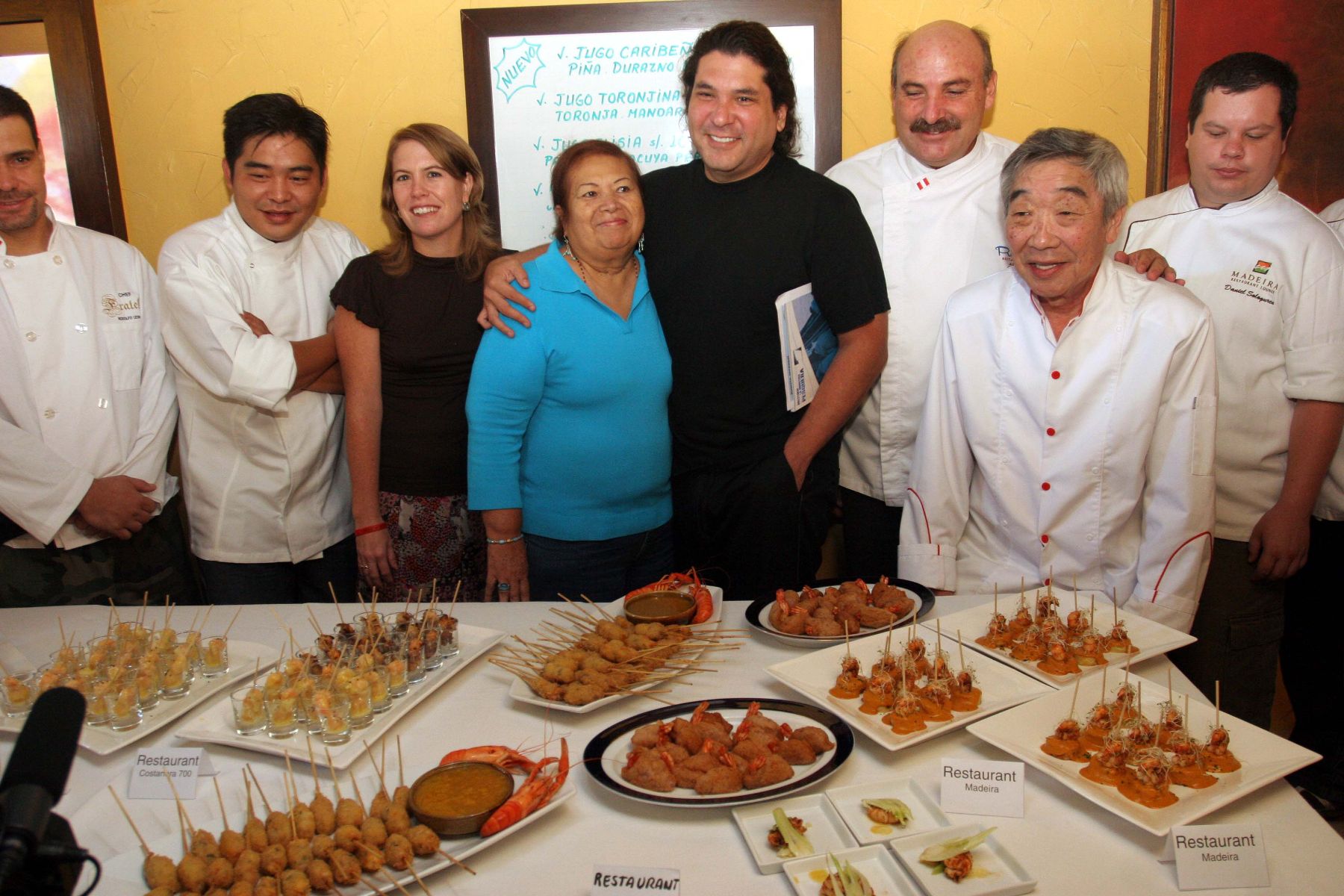 La ministra de la Producción, Elena Conterno, junto a destacados cocineros anuncia el levantamiento de la veda del camarón. 
Foto: ANDINA/Rocío Farfán.