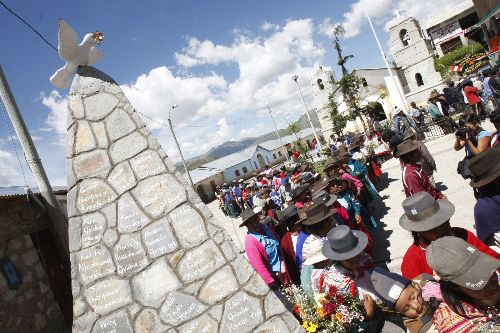Monumento a los caídos por la violencia terrorista en la plaza de Lucanamarca, en Ayacucho. Foto: ANDINA/Archivo/Juan Carlos Guzmán.