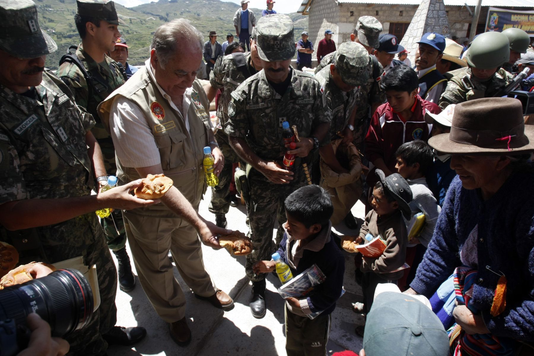 El Ministro de Defensa, Ántero Flóres Aráoz, presidió esta mañana en Lucanamarca-Ayacucho, una ceremonia en homenaje a los caidos por la violencia terrorista.Foto:ANDINA / Juan Carlos Guzmán Negrini.