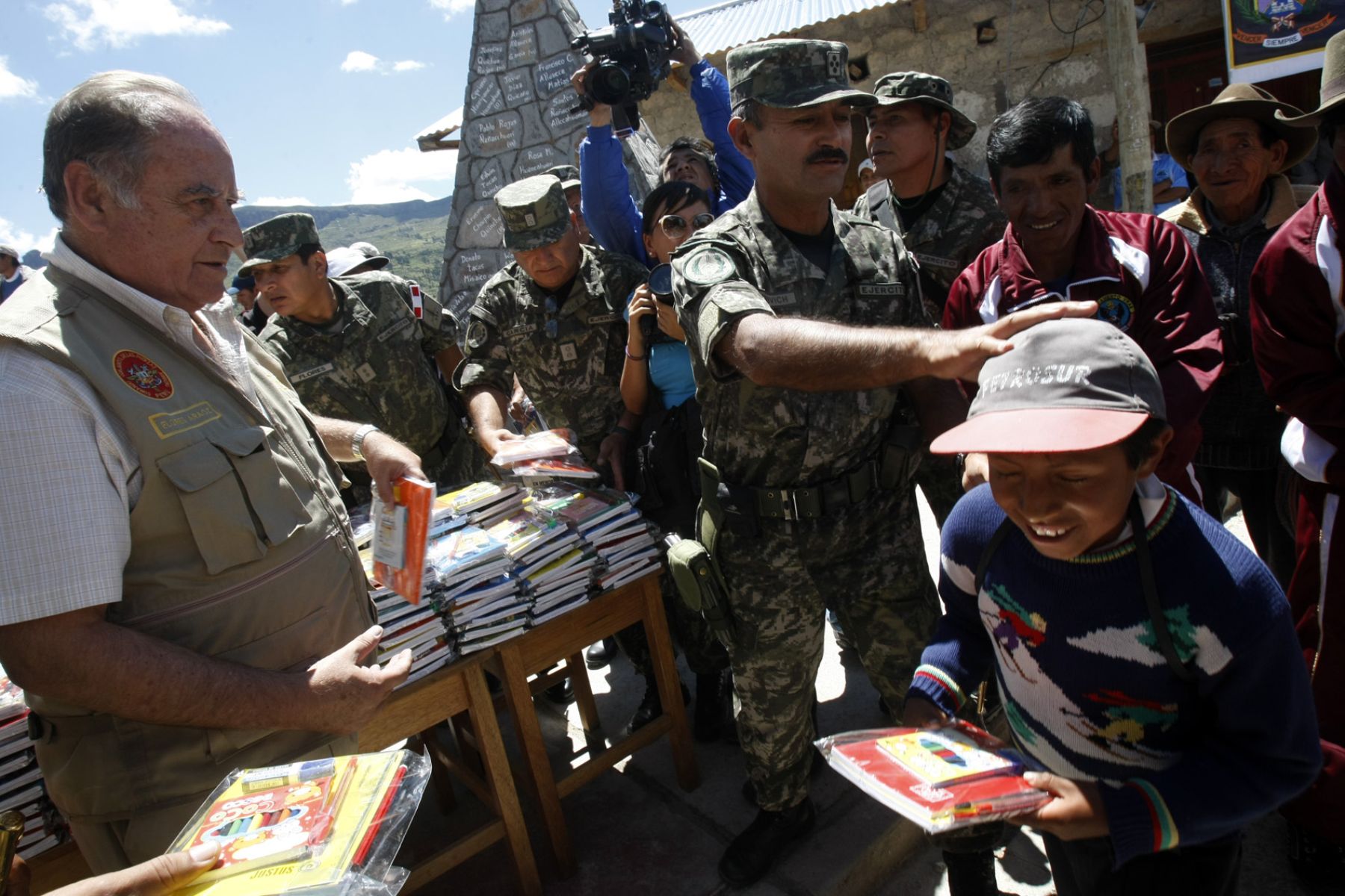 El Ministro de Defensa, Ántero Flóres Aráoz, presidió esta mañana en Lucanamarca-Ayacucho, una ceremonia en homenaje a los caidos por la violencia terrorista.

Foto:ANDINA / Juan Carlos Guzmán Negrini.