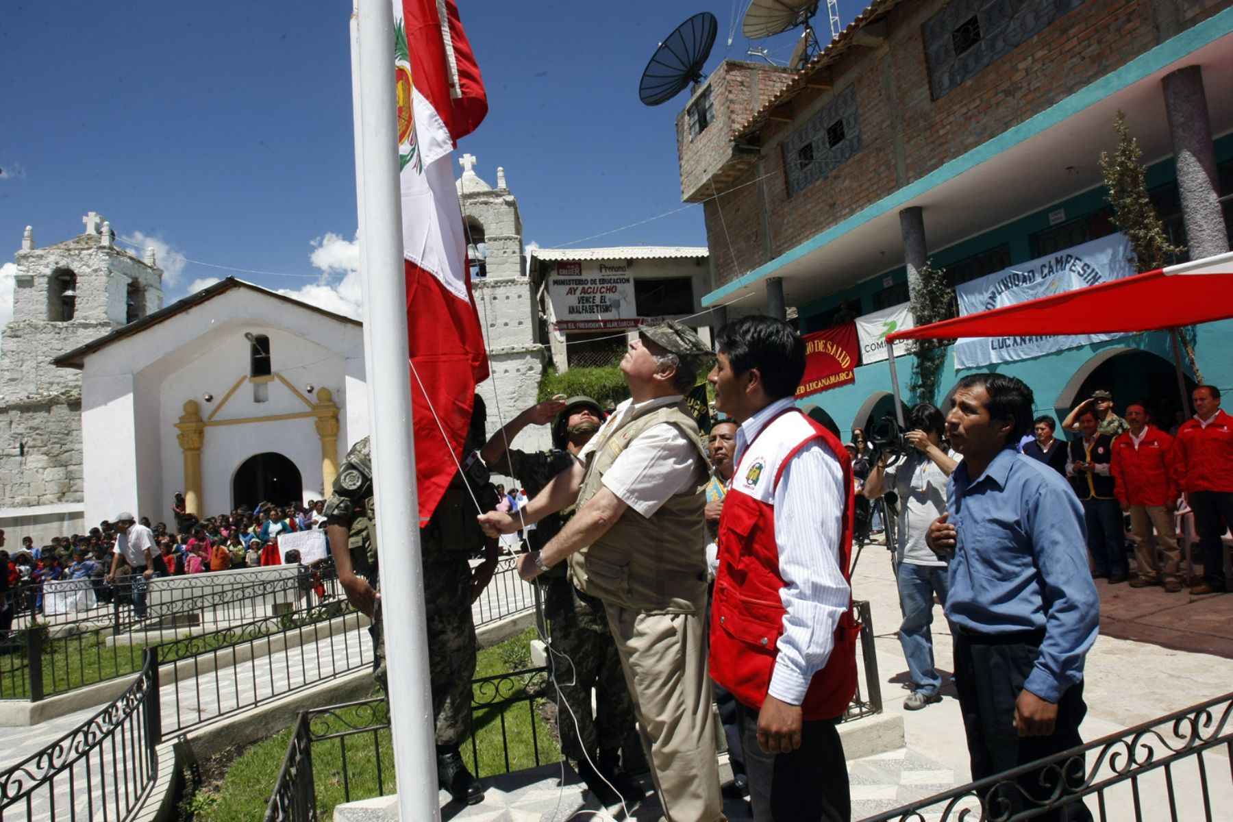 El Ministro de Defensa, Ántero Flóres Aráoz, presidió esta mañana en Lucanamarca-Ayacucho, una ceremonia en homenaje a los caidos por la violencia terrorista.

Foto:ANDINA / Juan Carlos Guzmán Negrini.