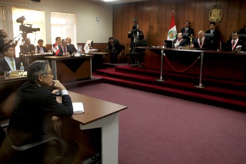 El ex presidente Alberto Fujimori escucha la lectura de la sentencia a 25 años que le impuso la Corte Suprema de Justicia. Foto: ANDINA/ Rafael Cornejo.