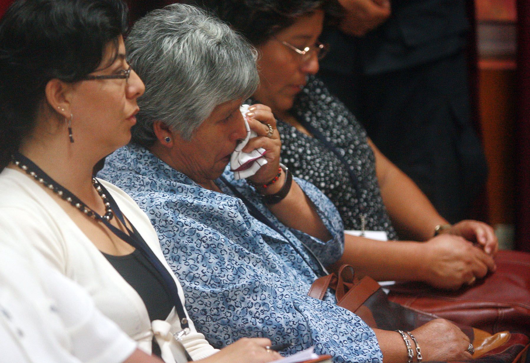 Familiares de las victimas de La Cantuta escuchan la lectura de la sentencia contra Alberto Fujimori, en la Sala Penal Especial de la Corte Suprema de Justicia. Foto: ANDINA/ Carlos Lezama