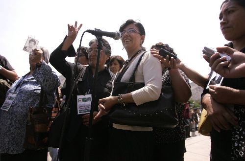Familiares de La Cantuta y Barrios Altos a la salida del juicio contra el ex presidente Alberto Fijiimori en la sede de la Dinoes. Foto: ANDINA/ Rafael Cornejo.