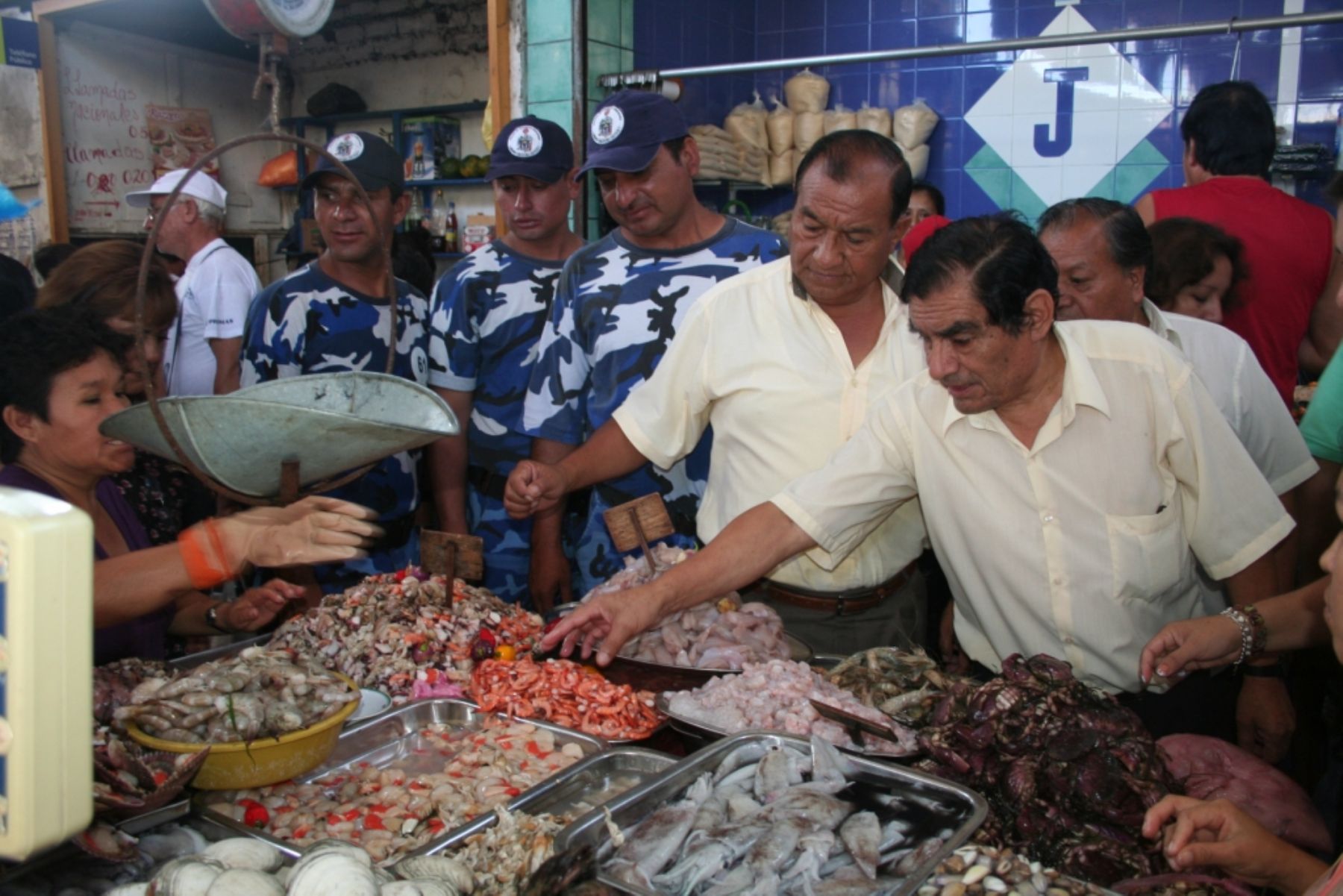 Inspeccionan calidad de pescados y mariscos en principales mercados de  Trujillo | Noticias | Agencia Peruana de Noticias Andina