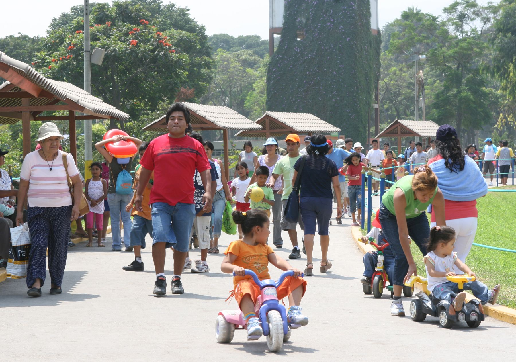 Limeños visitan el Parque Zonal Sinchi Roca en viernes santo. Foto: ANDINA / Héctor Vinces.