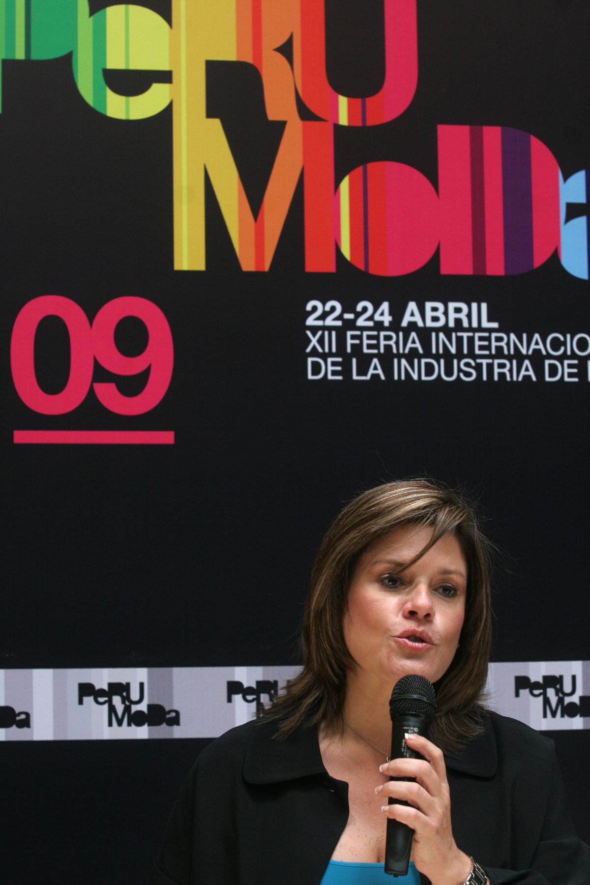 Ministra de Comercio Exterior, Mercedez Araoz, acompañada de prestigiosos diseñadores peruanos, presentó a la prensa el evento Perú Moda 2009 y el Peru Gift. Foto: ANDINA/Rocío Farfán.