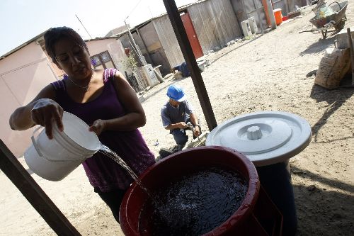 Experto advierte que la disponibilidad del agua se reduce en la medida en que aumenta la demanda de la población.