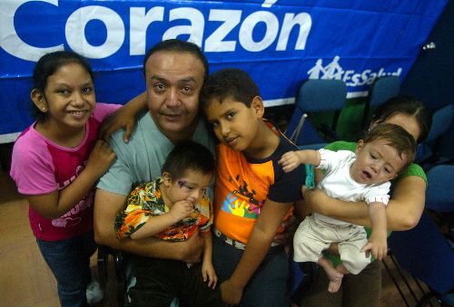 El doctor Marco La Torre, cardiólogo intervencionista, posa junto a niños operados de cardiopatías en el Incor. Foto: ANDINA/Carolina Urra.