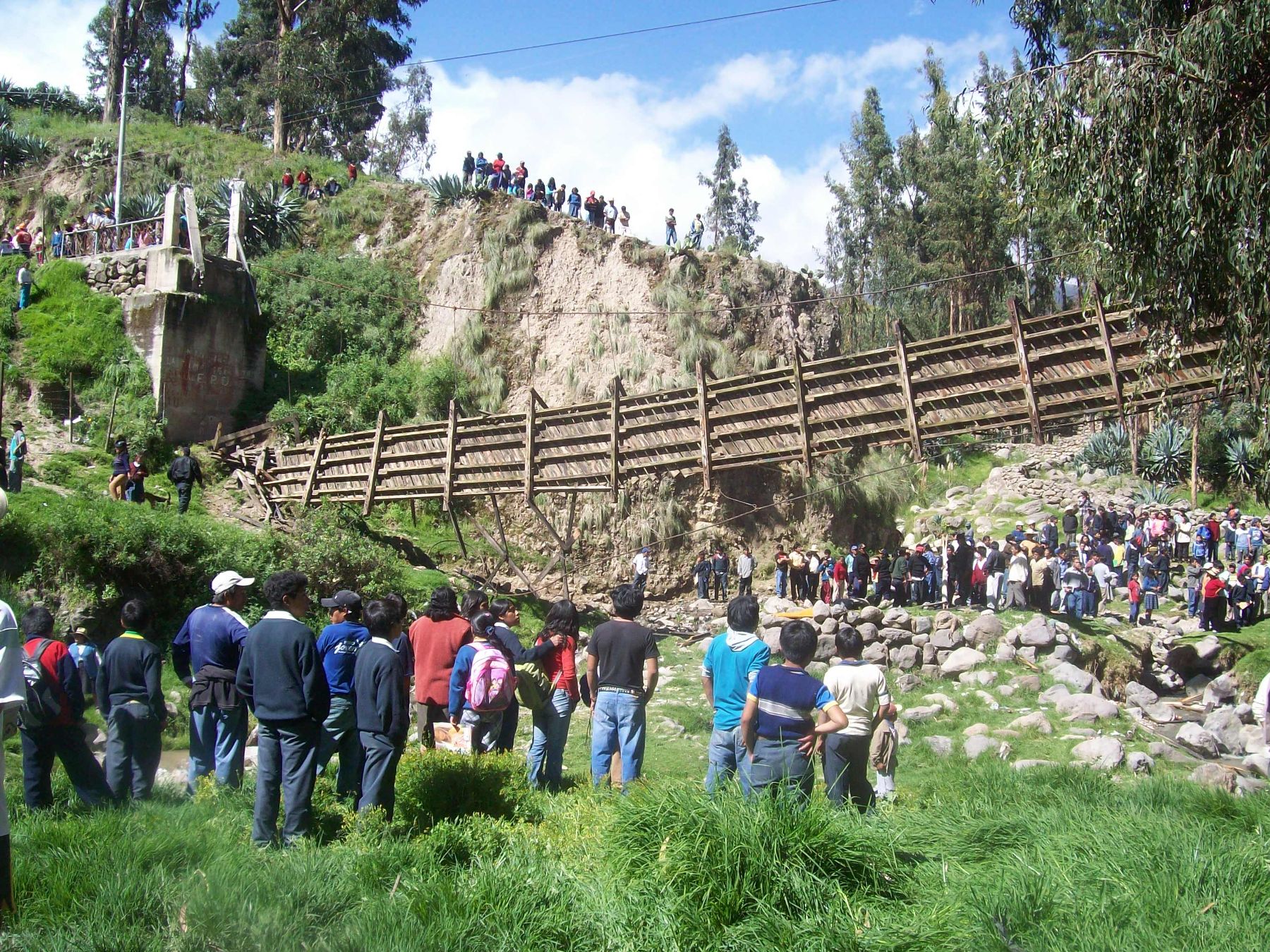 Colapsado puente colgante Santa Bárbara, en Cora Cora (Ayacucho). Foto: ANDINA / Municipalidad de Parinacochas.