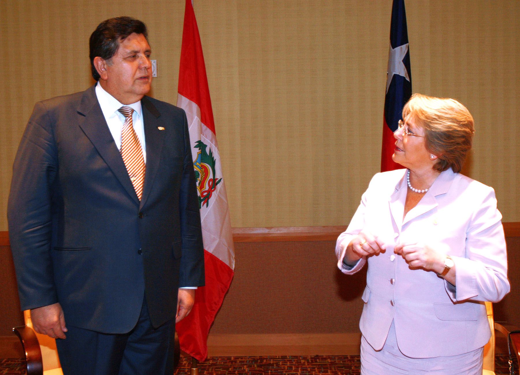 El Presidente de la República Alan García se reúne con la mandataria chilena, Michelle Bachelet, en el marco de la V Cumbre de las Américas.Foto:ANDINA/Carlos Lezama.
