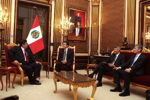 Peruvian President Alan Garcia Perez met Friday morning with Perenco Group’s chairman Francois Perrodo and general manager Daniel Kadjar at the Government Palace in Lima. Photo: Sepres.