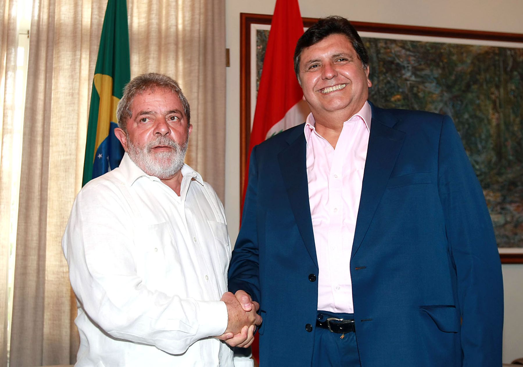 El presidente peruano, Alan García Pérez; y su homólogo brasileño, Luiz Inácio Lula da Silva, sostienen una reunión bilateral en el estado de Acre, en el marco de la Cumbre Presidencial Fronteriza y el Foro Empresarial Perú-Brasil.
Foto: sepres.