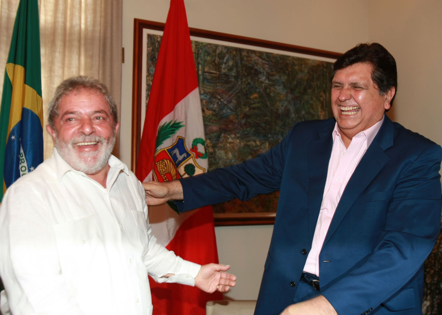 El Presidente peruano, Alan García Pérez; y su homólogo brasileño, Luiz Inácio Lula da Silva, sostienen una reunión bilateral en el estado de Acre, en el marco de la Cumbre Presidencial Fronteriza y el Foro Empresarial Perú-Brasil. Foto: Sepres.