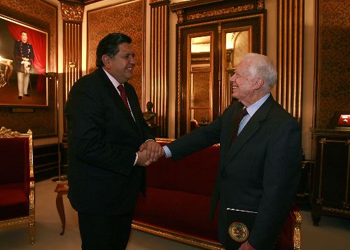 President Alan García welcomes former US president Jimmy Carter. Photo: ANDINA