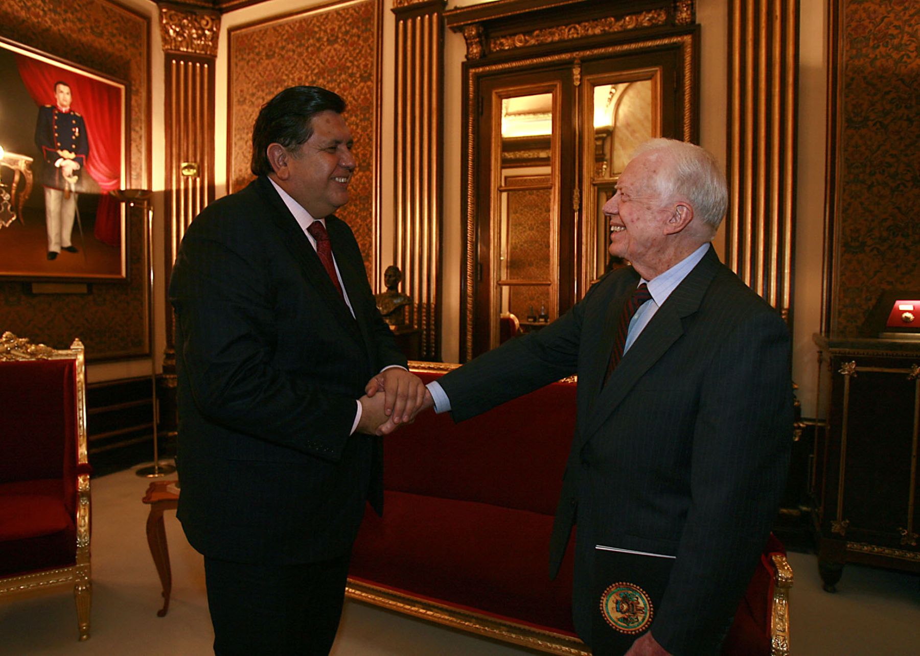 President Alan García welcomes former US president Jimmy Carter. Photo: ANDINA