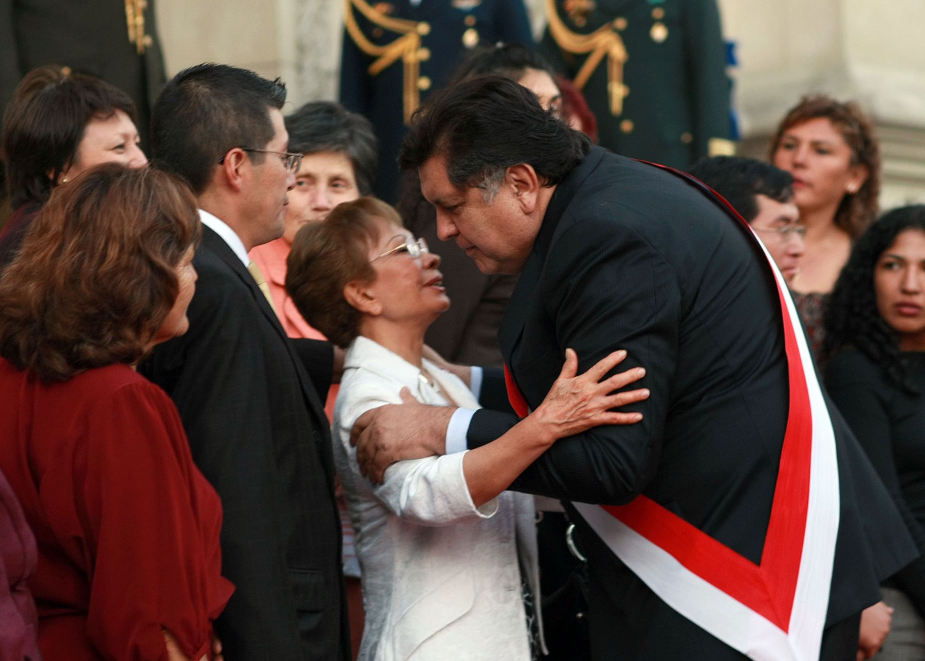 Presidente Alan García rindio Homenaje a los Defensores de la Democracia Víctimas del Terrorismo  en la foto con la viuda del martir Orestes Rodriguez.foto: Dante Zegarra.