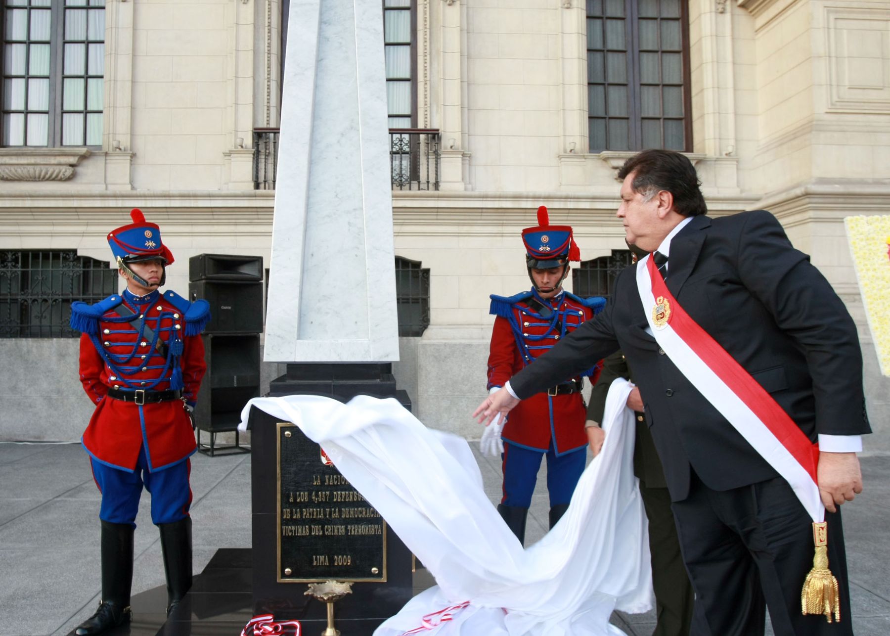 El presidente de la República, Alan García, develó obelisco en memoria a defensores víctimas del terrorismo. Foto: Sepres
