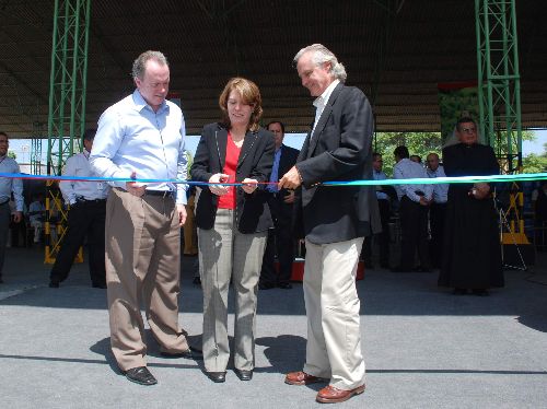 La ministra de la Producción, Elena Conterno junto al Gerente general de Alicorp, Leslie Pierce, inauguran planta de aceite de pescado con inversión de US$ 50 millones en Piura . Foto: ANDINA :