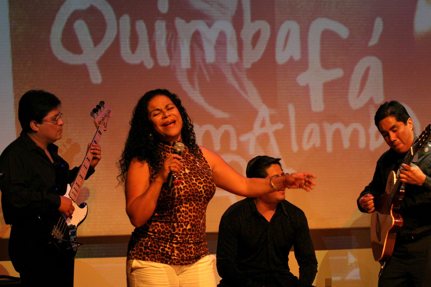 Eva Ayllón acompañada por Mariano Liy, Gigio Parodi y su elenco musical realizan una gira por diversos países europeos .