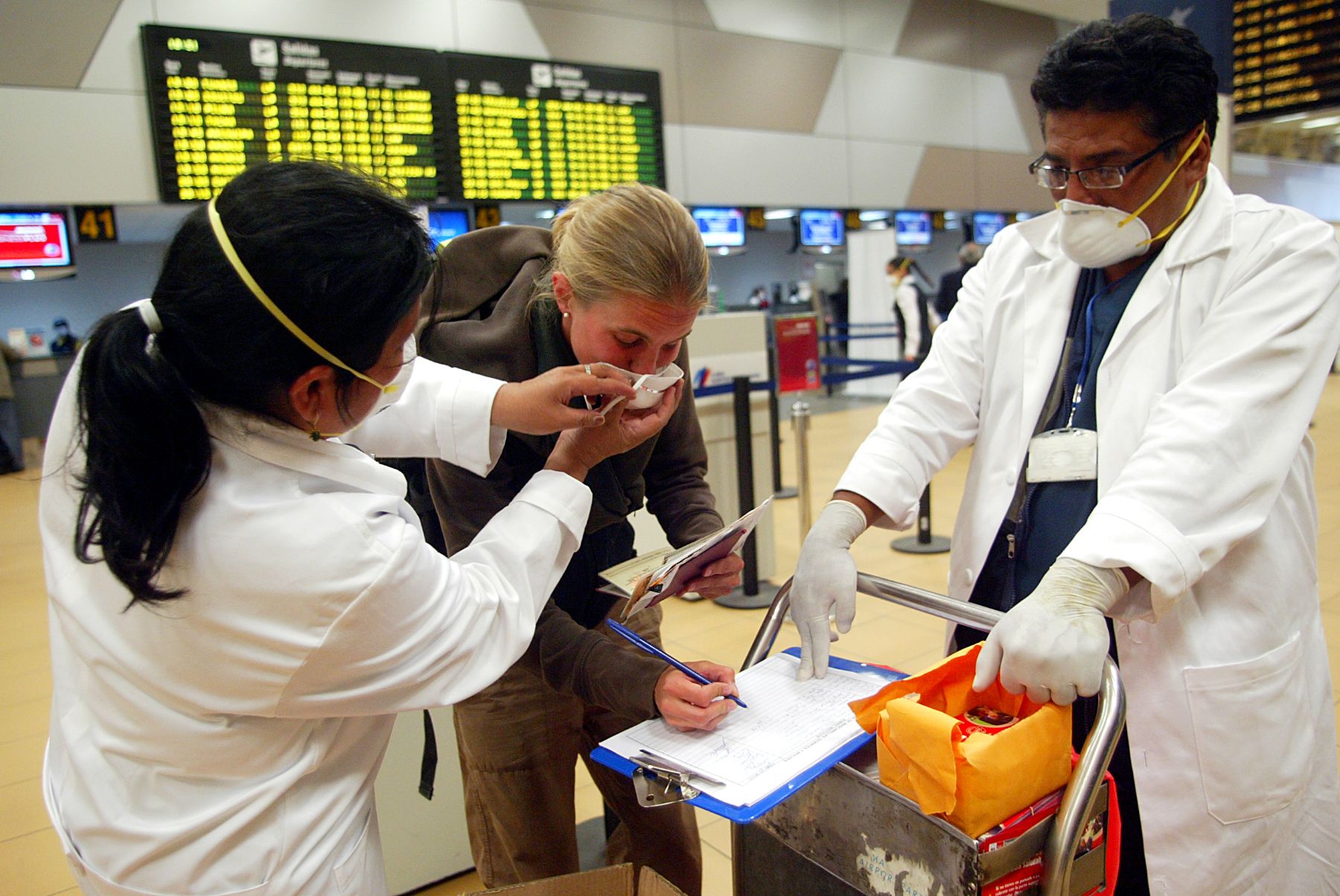 More security measures to prevent AH1N1 flu cases at Jorge Chavez International Airport. Photo: ANDINA / Carolina Urra