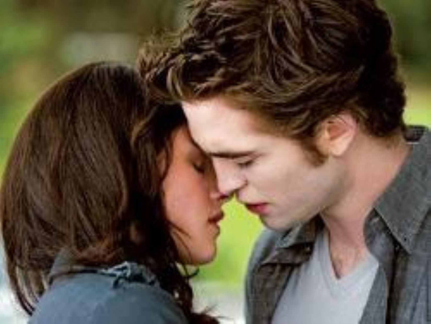 El siempre esperado beso entre los dos protagonistas: Bella y el vampiro Edward.
