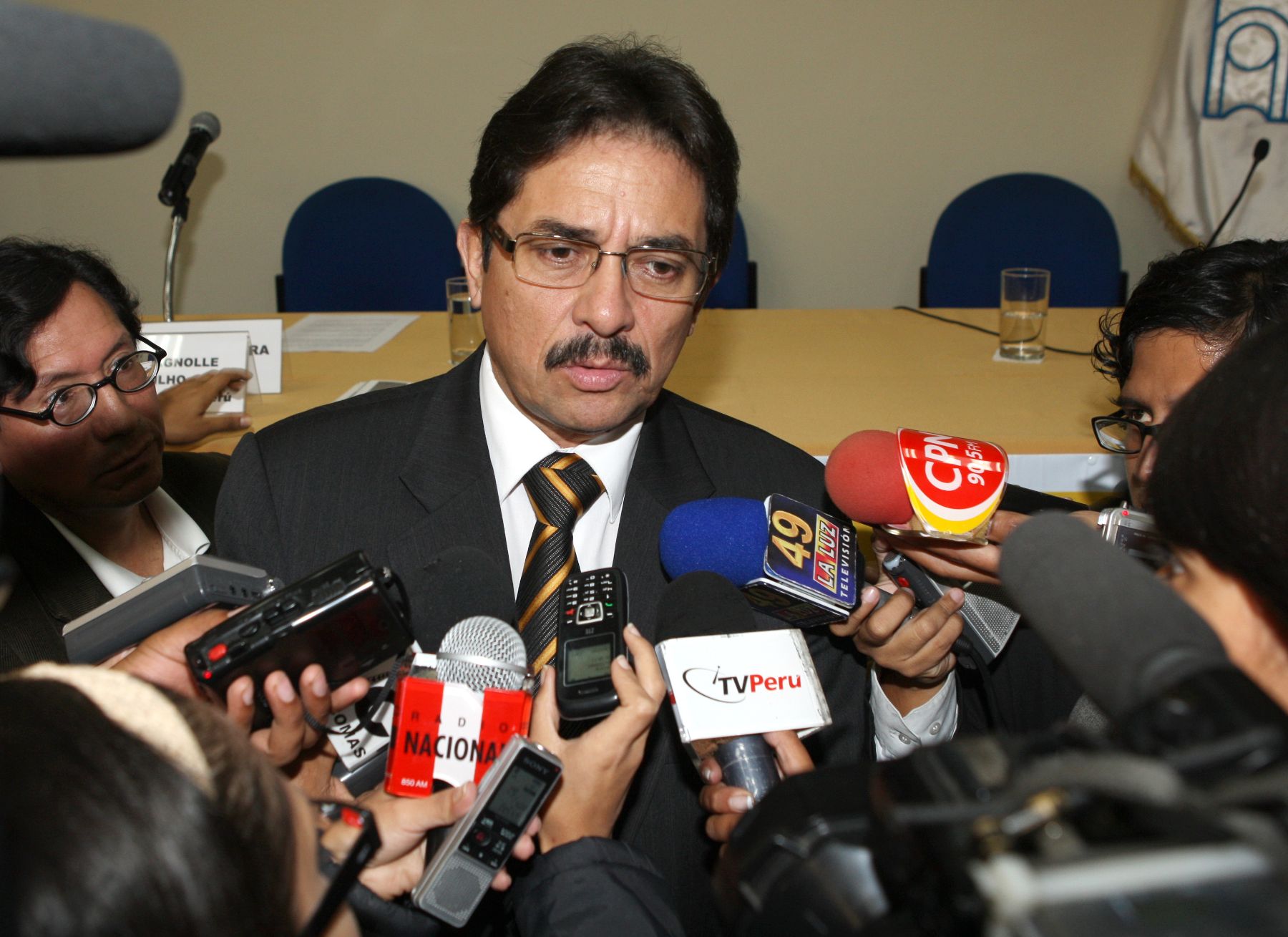 Ministro de Transportes, Enrique Cornejo, declara a la prensa. Foto: ANDINA/Norman Córdova.